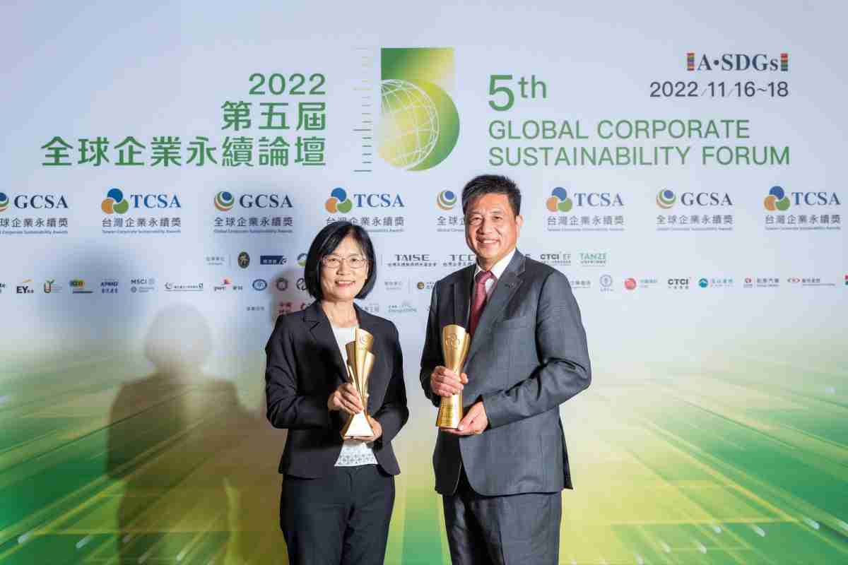 888.BY集团电子游戏作为净零碳排先锋，，，，期引领价值链伙伴同行共好，，卫冕制造业组“十大典范企业” 二连冠殊荣(左：888.BY集团电子游戏光电永续长古秀华，，，右：888.BY集团电子游戏光电董事长暨执行长彭双浪)