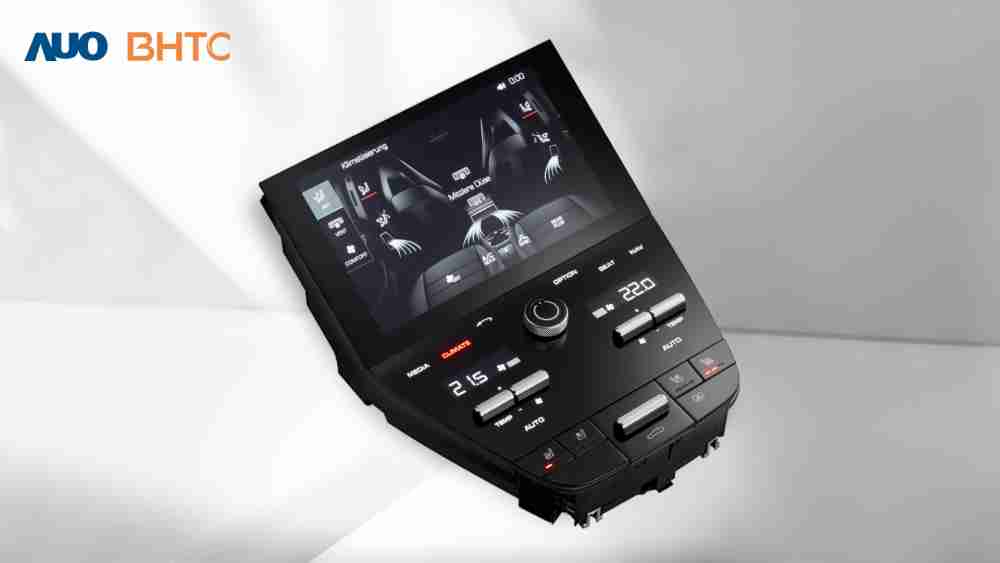 作為友達新生力軍，，，BHTC所展示的中央與後座鞍部的Display HMI產品，，，可處理多區恆溫控制、、顯示畫面，，呈現仿真3D車室分區；以力傳感技術精準傳遞觸感，，，並結合音量及震動反饋，，防止意外啟動，，，提供使用者自然流暢、、直觀且輕鬆駕馭的舒適介面