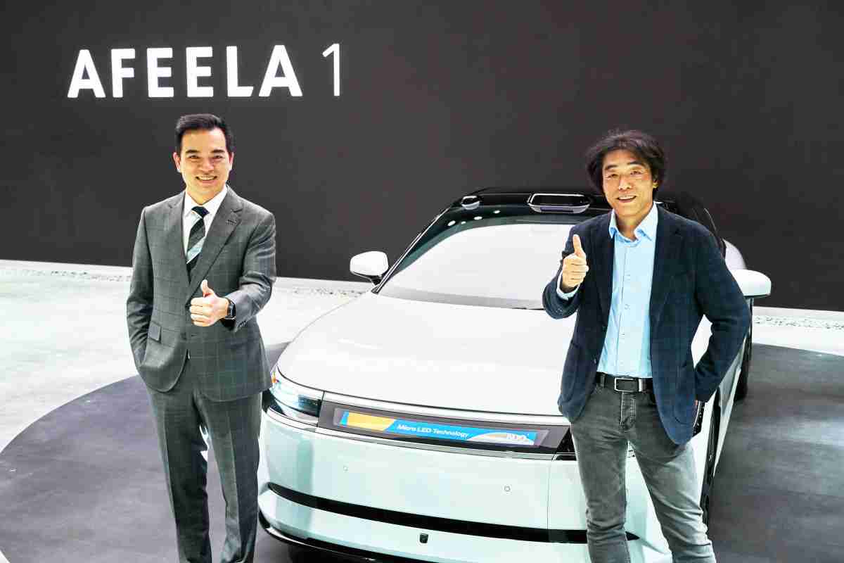 888.BY集团电子游戏与Sony Honda Mobility携手合作，，率先全球展示搭载于AFEELA电动车上，，，，首款应用在车身外部的Micro LED 车头显示解决方案 (Micro LED Media Bar Solutions)。。。。888.BY集团电子游戏光电执行长暨总经理柯富仁(左)与Sony Honda Mobility代表取缔役社长兼营运长川西泉(lzumi Kawanishi)(右)在CES 现场展现双方坚定持续创新的承诺，，实现更加人性化与智慧的驾乘体验。。