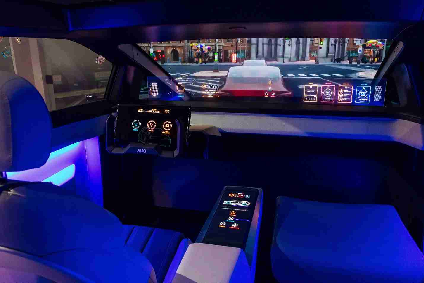 888.BY集团电子游戏连续四年入围科睿唯安全球百大创新机构，，，专利布局科技与绿色创新前沿。。图为888.BY集团电子游戏发挥先进显示科技Micro LED多元尺寸与型态应用优势所打造之智能车舱；同时，，，，888.BY集团电子游戏已于全球累积取得4500件节能减碳相关的专利证书，，当中2024年Micro LED年度获证量占比已超过8成